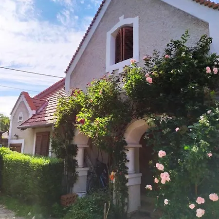 Πανσιόν Linden-harmony Apartman *
